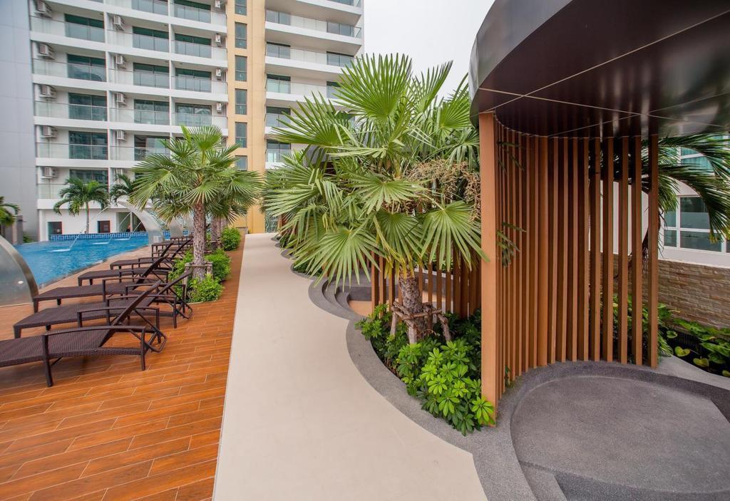 Peak Tower In Phatumnak Pattaya Exterior photo