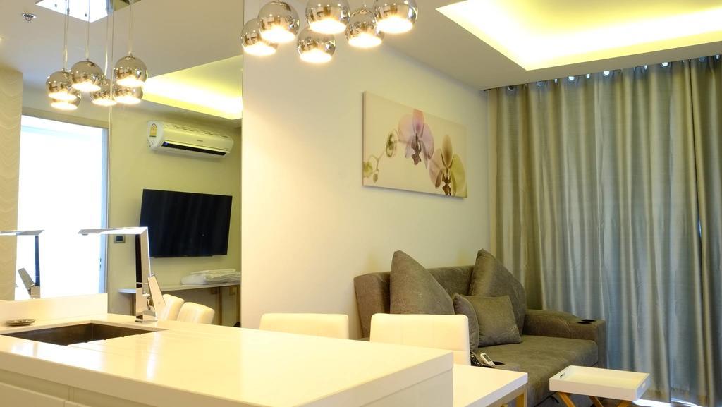 Peak Tower In Phatumnak Pattaya Exterior photo