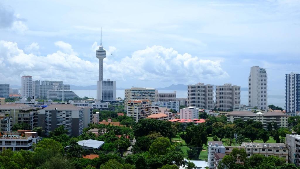 Peak Tower In Phatumnak Pattaya Exterior photo